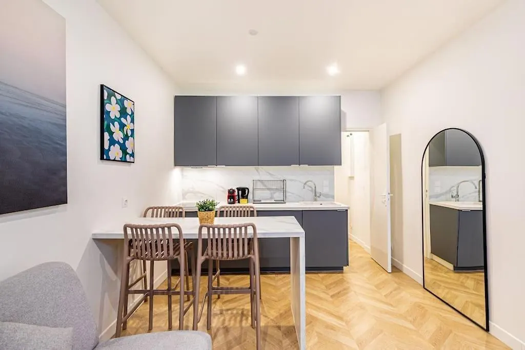 Appartement Moderne Pour 4 Proche Arc De Triomphe Parijs
